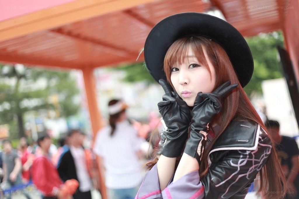 cosplayer in black hat and gloves