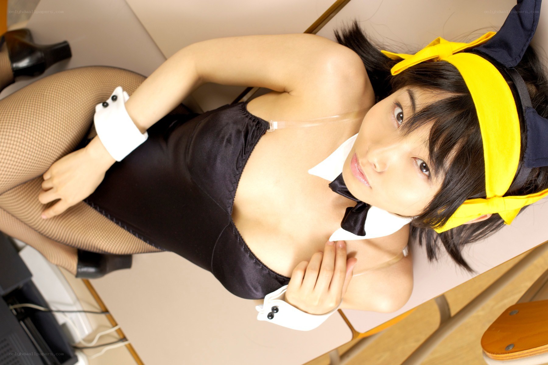 cosplayer in black outfit