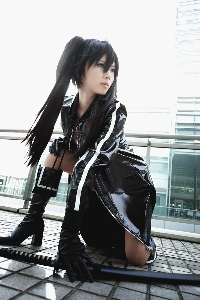 cosplayer in black outfit