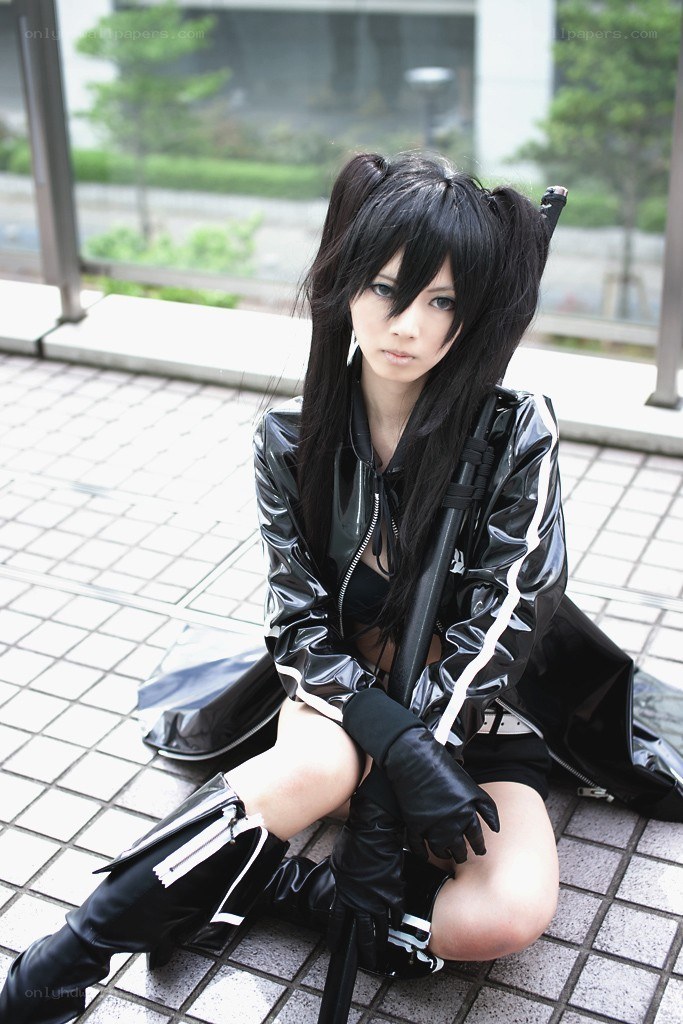 cosplayer in black outfit