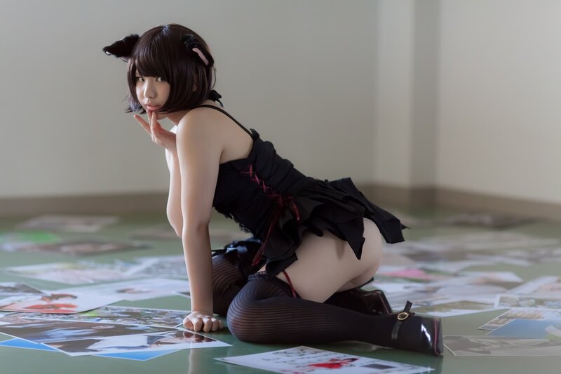cosplayer in black outfit on floor