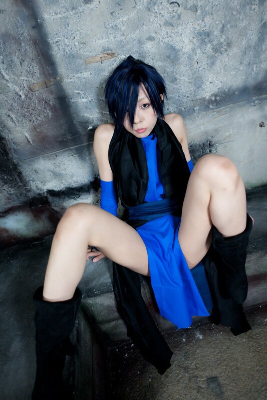 cosplayer in blue and black costume