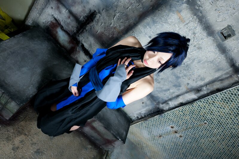 cosplayer in blue and black costume