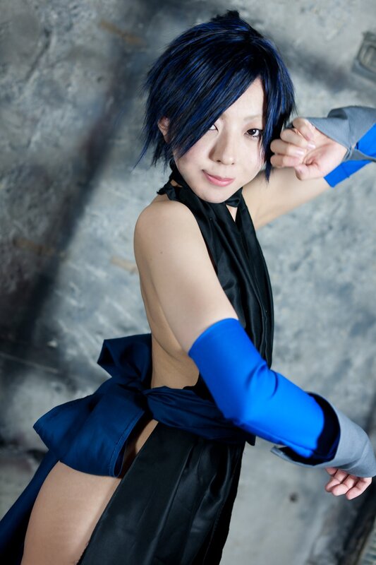 cosplayer in blue and black costume