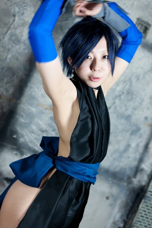 cosplayer in blue and black costume