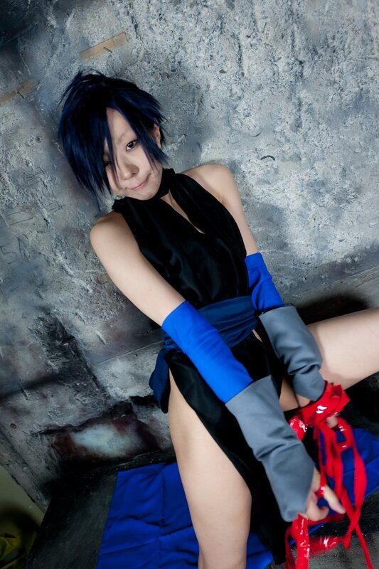 cosplayer in blue and black costume