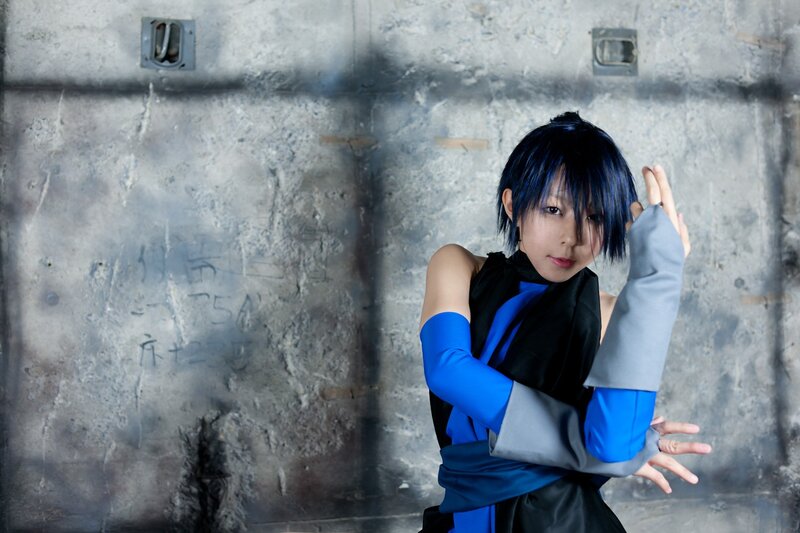 cosplayer in blue and black costume