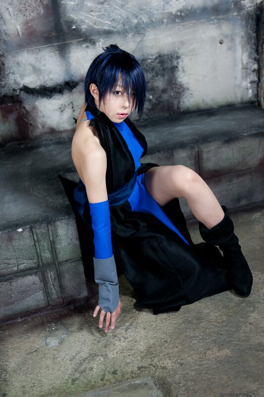 cosplayer in blue and black costume