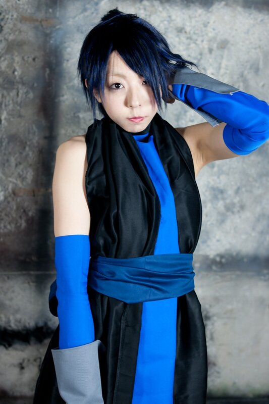 cosplayer in blue and black costume
