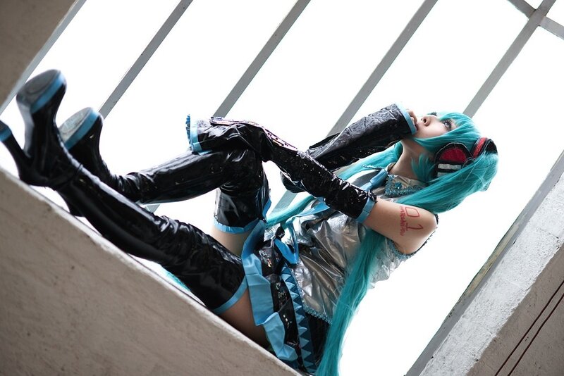 cosplayer in blue and black costume