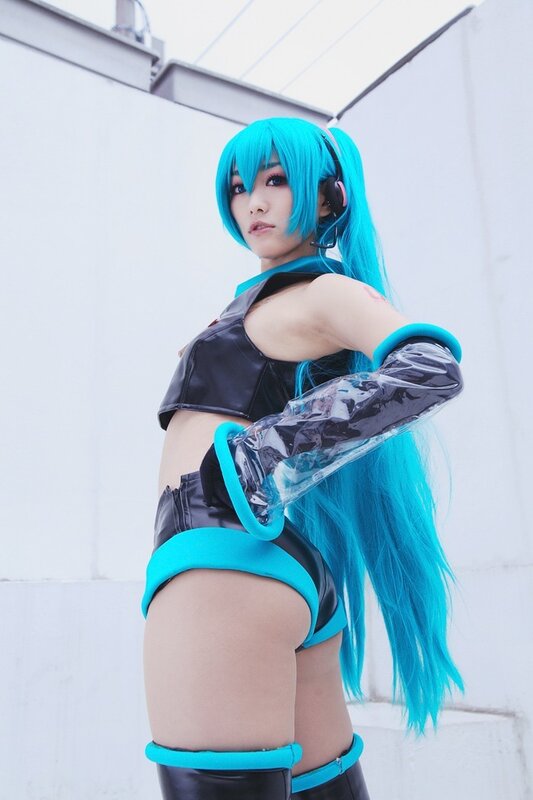 cosplayer in blue and black outfit