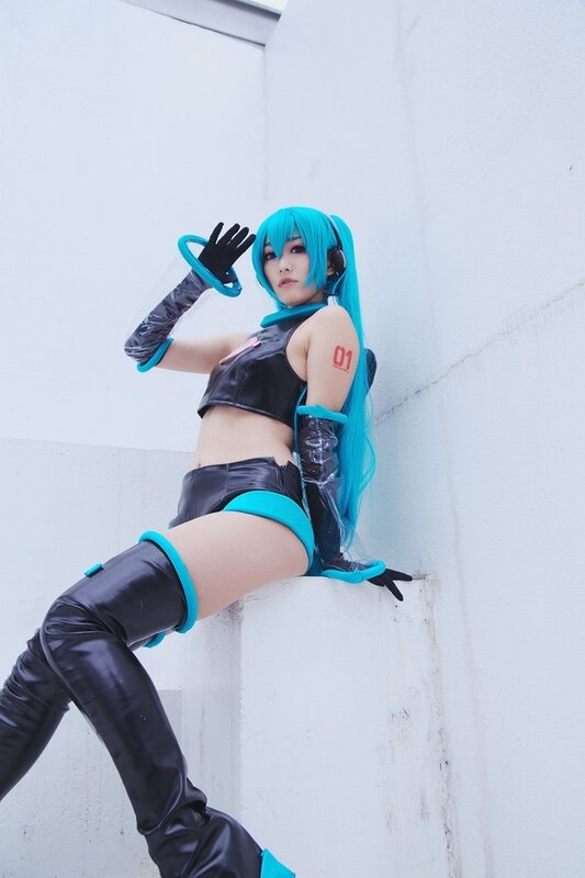 cosplayer in blue and black outfit