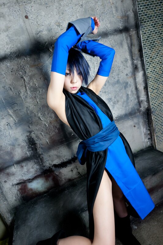 cosplayer in blue and black outfit