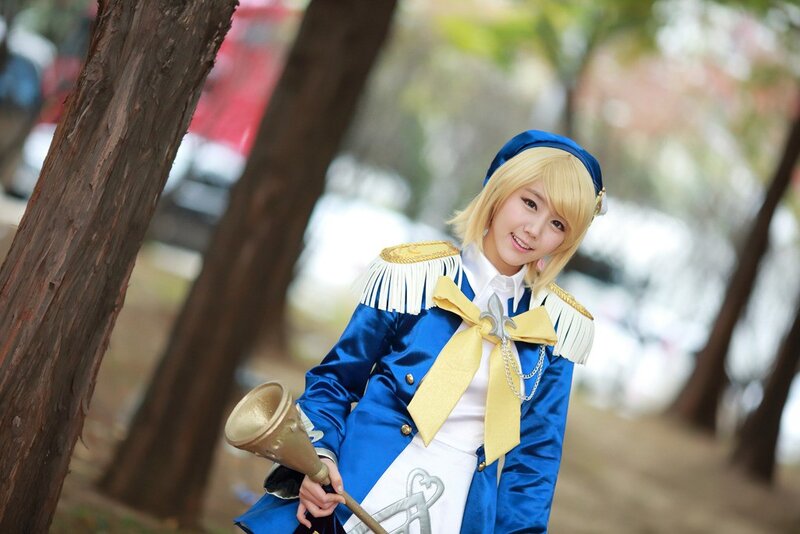 cosplayer in blue and gold costume