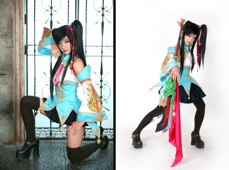 cosplayer in blue and gold costume
