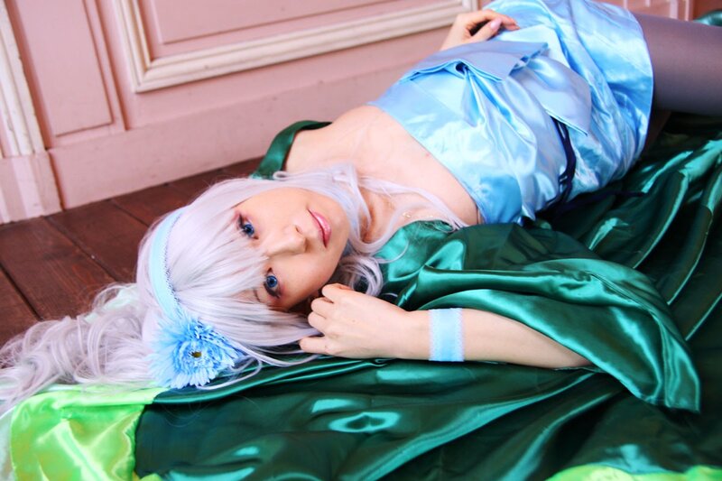 cosplayer in blue and green costume