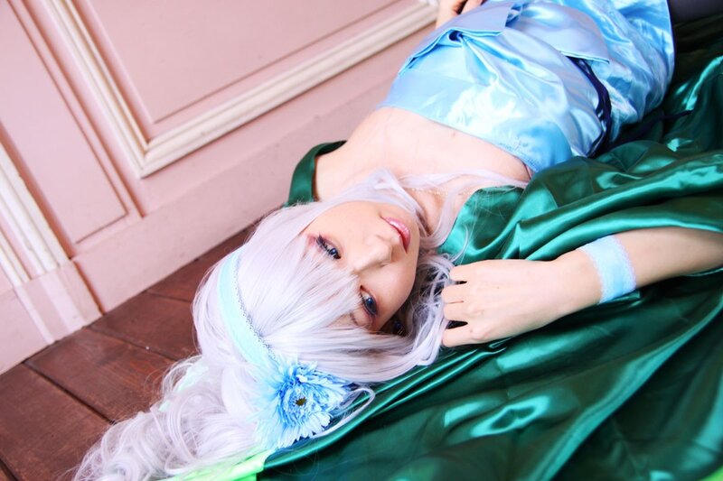 cosplayer in blue and green costume
