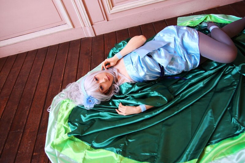 cosplayer in blue and green costume