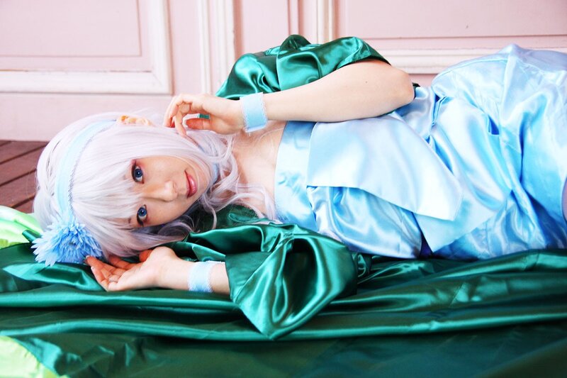 cosplayer in blue and green dress