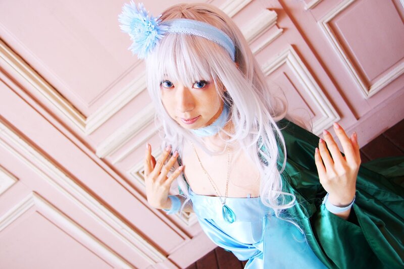 cosplayer in blue and green dress