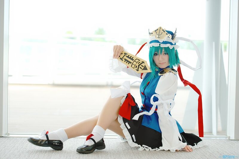 cosplayer in blue and white costume