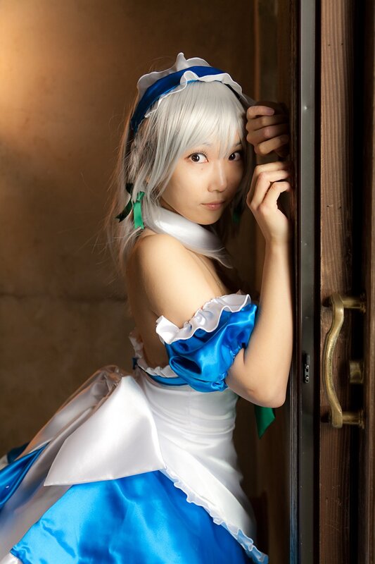 cosplayer in blue and white dress