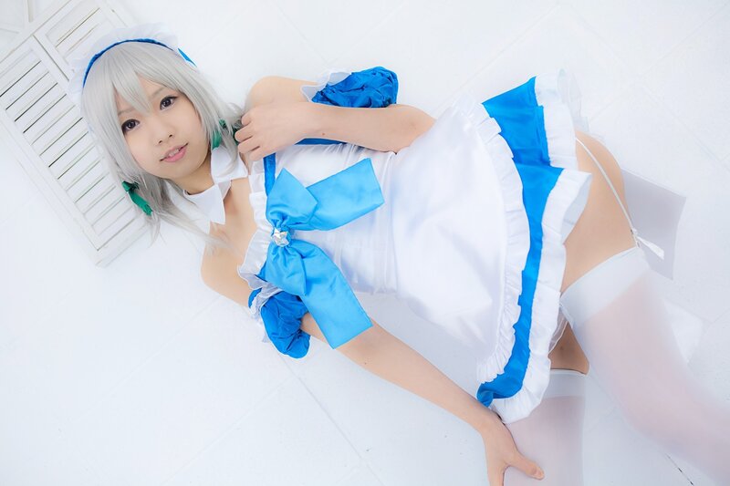 cosplayer in blue and white dress