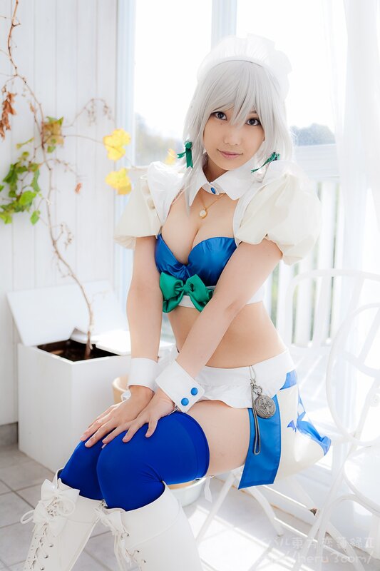 cosplayer in blue and white outfit