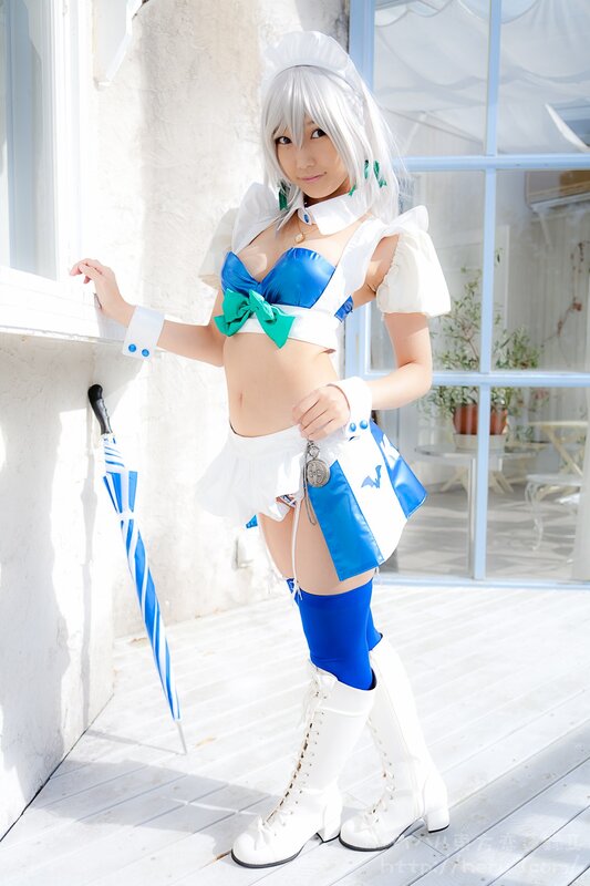cosplayer in blue and white outfit