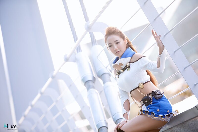 cosplayer in blue and white outfit