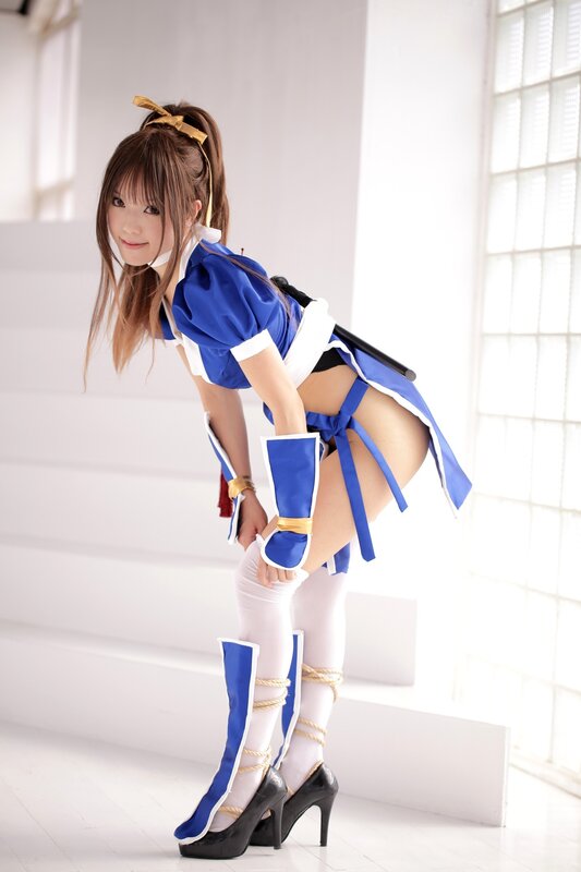 cosplayer in blue and white outfit