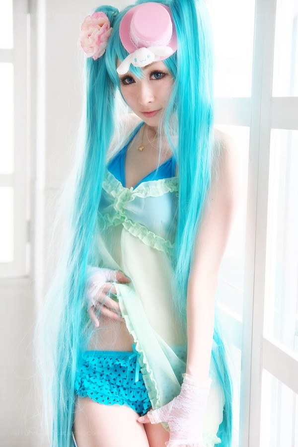 cosplayer in blue costume