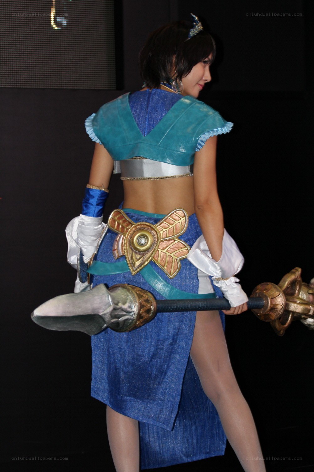 cosplayer in blue costume