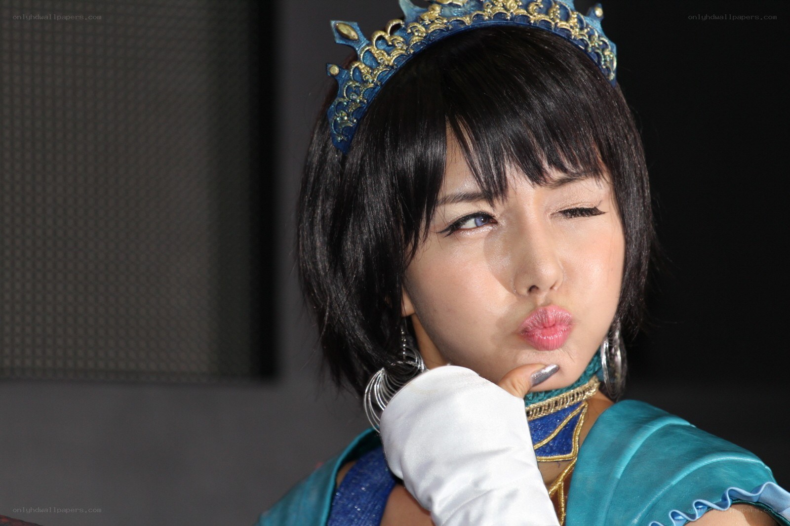cosplayer in blue costume