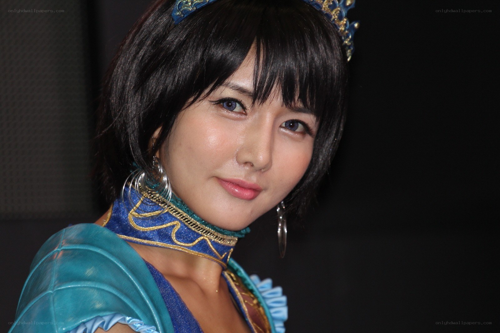 cosplayer in blue costume