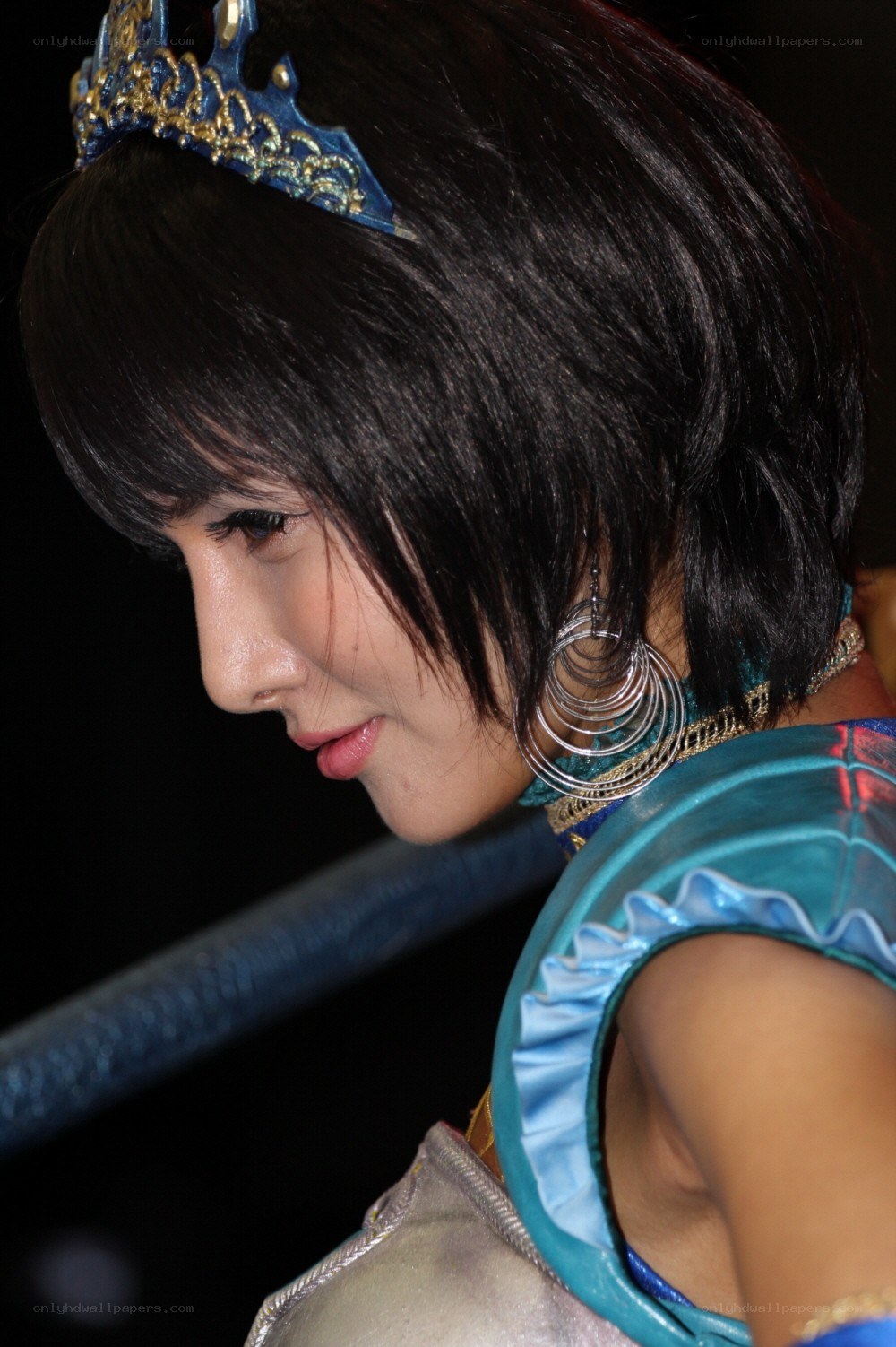 cosplayer in blue costume