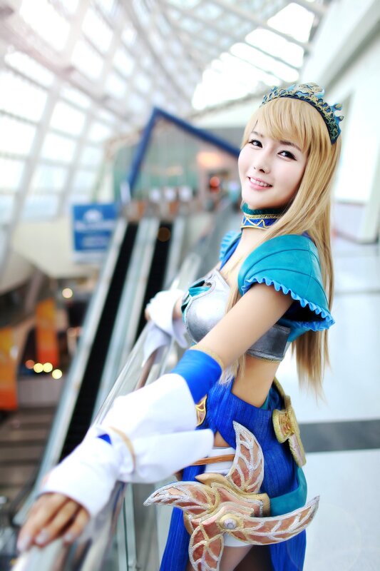 Cosplayer in Blue Costume — Cheerful