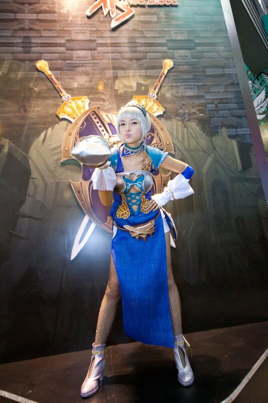 Cosplayer in Blue Costume — Dramatic, Photograph