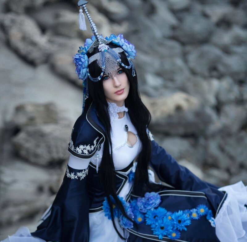Cosplayer in Blue Costume — Dramatic
