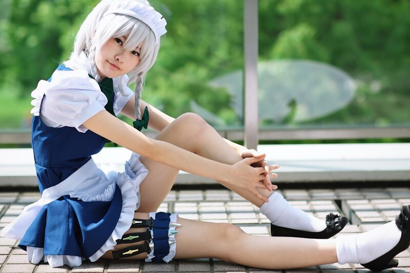cosplayer in blue dress