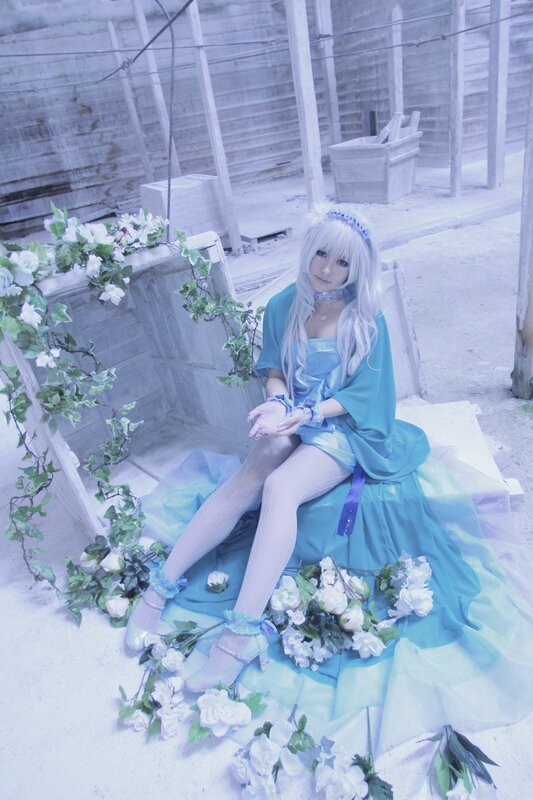 cosplayer in blue dress with flowers