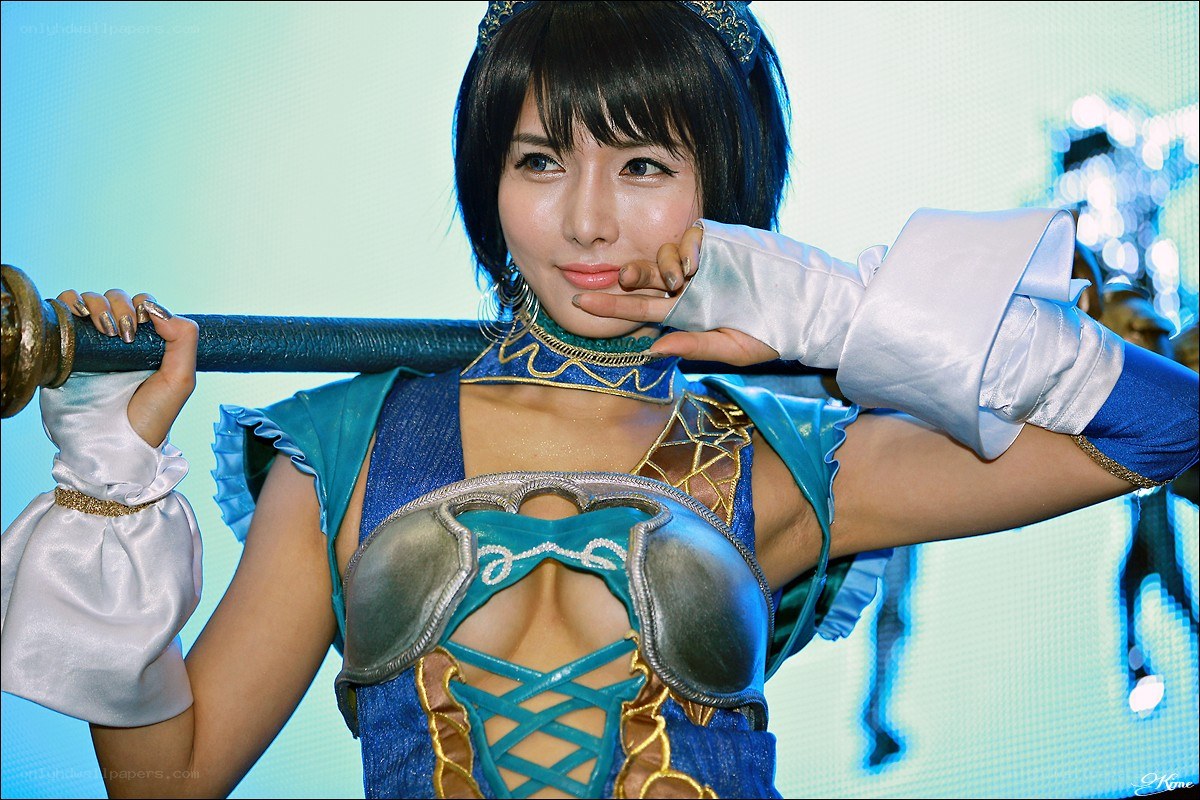 cosplayer in blue fantasy armor