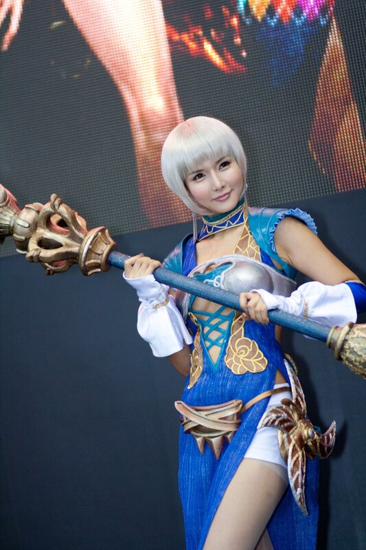 cosplayer in blue fantasy costume