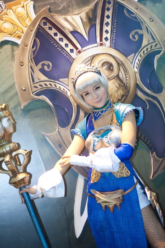 cosplayer in blue fantasy costume