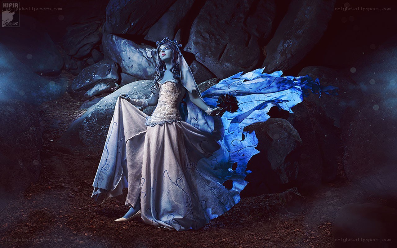 cosplayer in blue gown