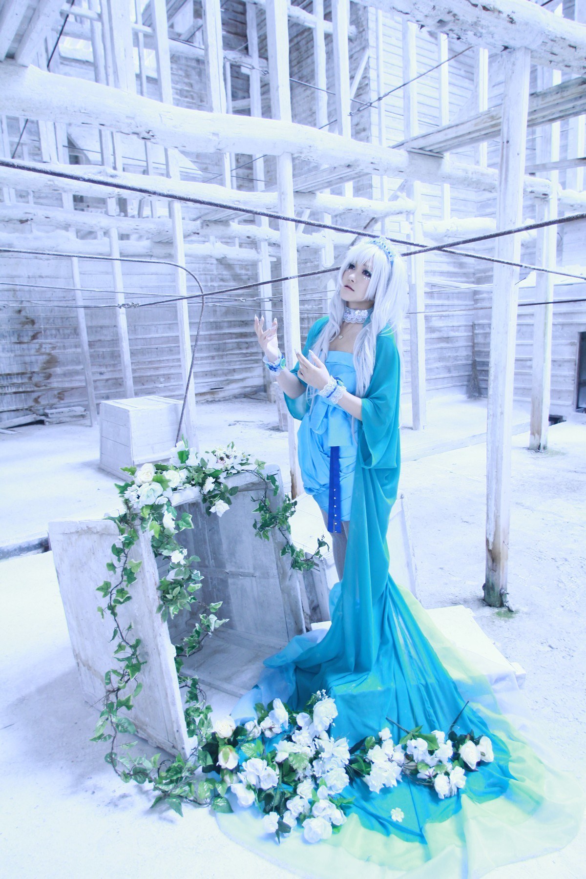 cosplayer in blue gown