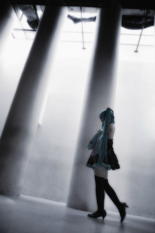 cosplayer in blue hair