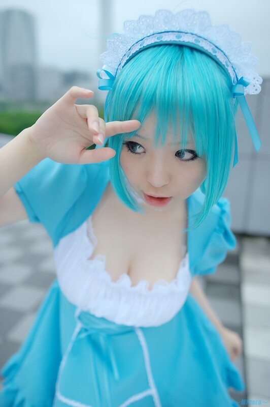 cosplayer in blue maid outfit