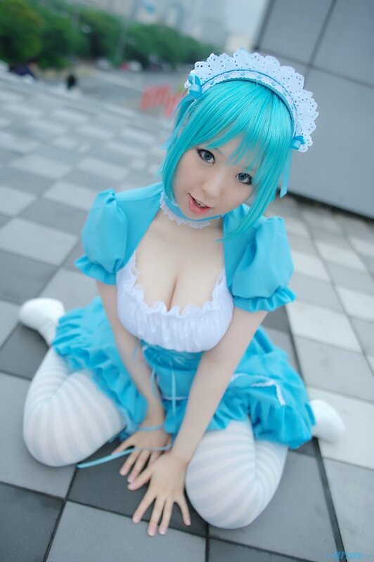cosplayer in blue maid outfit