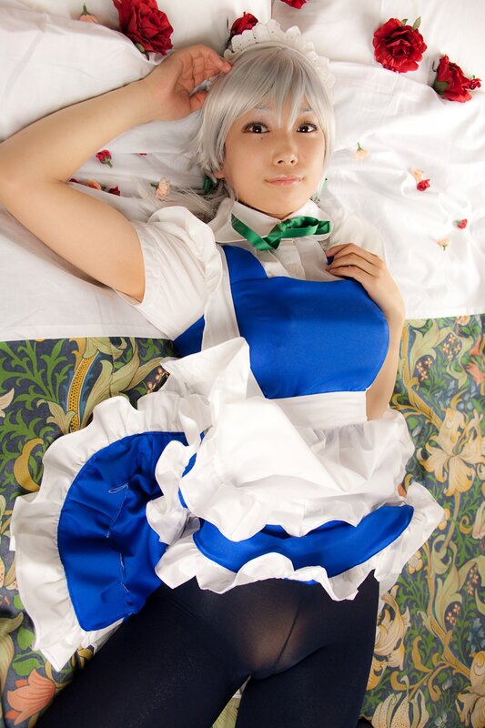 cosplayer in blue maid outfit